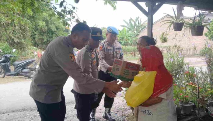 Atensi AKBP Jhon Sitepu, SIK, MH, Kapolsek Perbaungan Salurkan Bansos Ramadan untuk Korban Kebakaran di Sergai