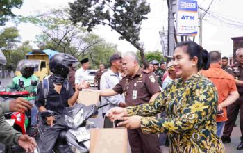 Kajati Sumatera Utara Harli Siregar Bagikan Ratusan Paket Takjil Kepada Masyarakat dan PPNPN