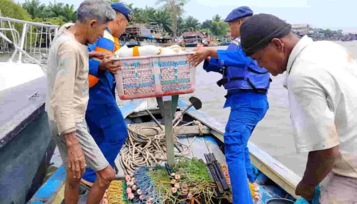 Aksi Humanis, Satpol Airud Polres Tanjung Balai Sigap Tolong Nelayan di Tengah Laut