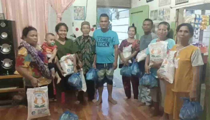 Kasat Narkoba Polres Labuhan Batu Salurkan Bantuan Sembako kepada Warga Kurang Mampu