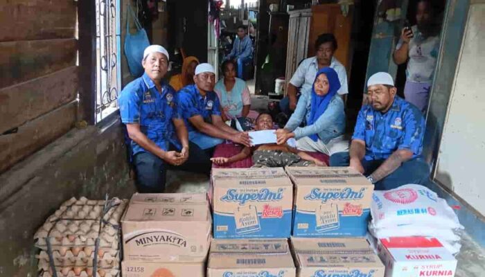 Bung RA Bantu Warga Secanggang yang Viral Berkeliling Naik Becak Cari Biaya Berobat