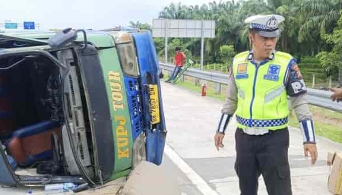 Bus KUPJ Terguling di Tol Tebing Tinggi–Indrapura, Tiga Penumpang Luka-luka