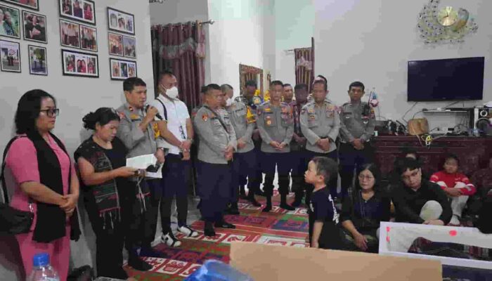 Wakapolres Tanjung Balai Bersama PJU dan Bhayangkari Melayat ke Rumah Duka Putra Kasat Tahti