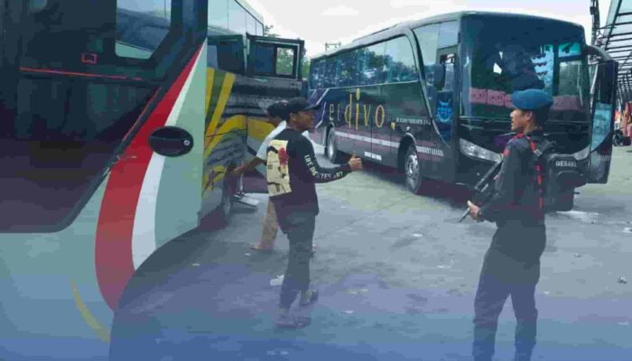 Brimob Polda Sumut Siaga Awasi Arus Mudik Balik di Terminal Amplas
