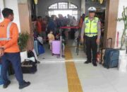 Pastikan Arus Balik Aman, Personel Polres Tanjungbalai Perketat Penjagaan di Stasiun KA