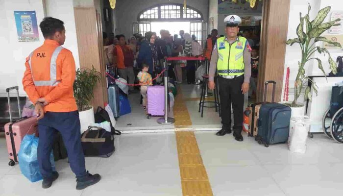 Pastikan Arus Balik Aman, Personel Polres Tanjungbalai Perketat Penjagaan di Stasiun KA
