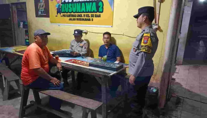 Wujudkan Malam Aman, Polsek Sei Tualang Raso Sambangi Warga di Pos Kamling