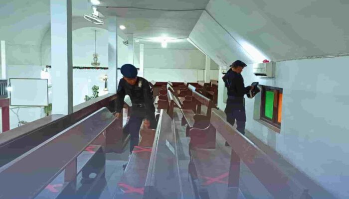 Hadir Beri Rasa Tenang, Tim Gegana Sterilisasi Gereja di Lubuk Pakam