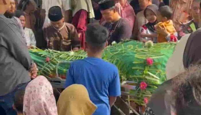 Ojol Tewas Tertabrak Kereta Api di Perlintasan Tanpa Palang Pintu di Medan Denai
