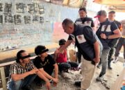 Gerebek Sarang Narkoba Mangkubumi, Belasan Pria Lompat ke SungaiUang Dollar Singapura, Sabu, dan Sajam Berserakan di Lokasi