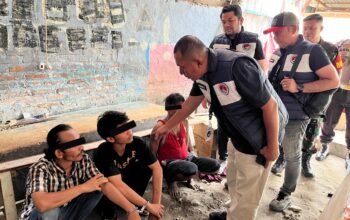 Gerebek Sarang Narkoba Mangkubumi, Belasan Pria Lompat ke SungaiUang Dollar Singapura, Sabu, dan Sajam Berserakan di Lokasi