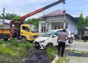 RESPON CEPAT POLSEK DATUK BANDAR EVAKUASI MOBIL TERPEROSOK PARIT