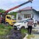 RESPON CEPAT POLSEK DATUK BANDAR EVAKUASI MOBIL TERPEROSOK PARIT