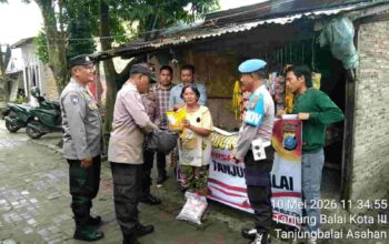 Minggu Kasih: Polres Tanjung Balai Sambangi Warga, Bagikan Bansos dan Serap Aspirasi