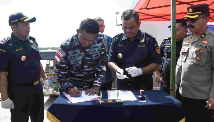 Sinergi TNI AL dan Bea Cukai Gagalkan Dugaan Penyelundupan Ballpress di Perairan Batu Bara