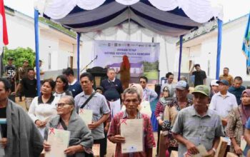 Kantor Pertanahan Kota Sibolga Serahkan Sertipikat Elektronik bagi Korban Banjir dan Longsor