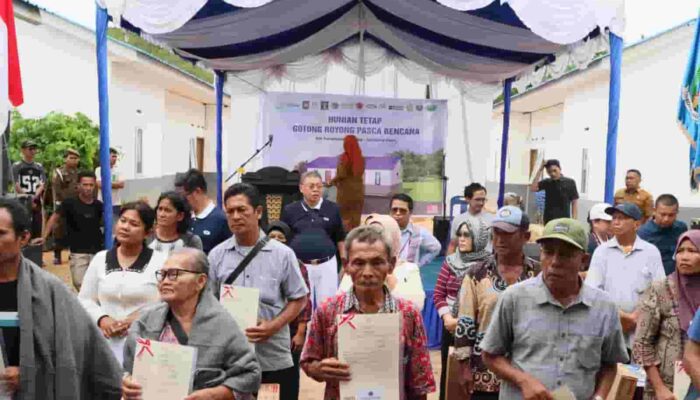 Kantor Pertanahan Kota Sibolga Serahkan Sertipikat Elektronik bagi Korban Banjir dan Longsor