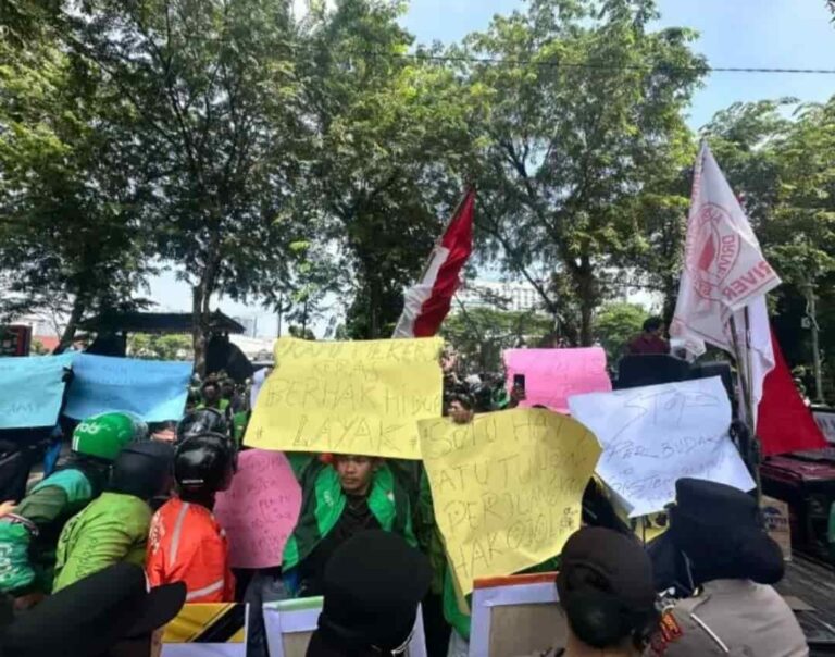 Ratusan Ojol Demo DPRD Sumut, Tuntut Potongan Aplikasi 8 Persen hingga Tolak Kenaikan BBM