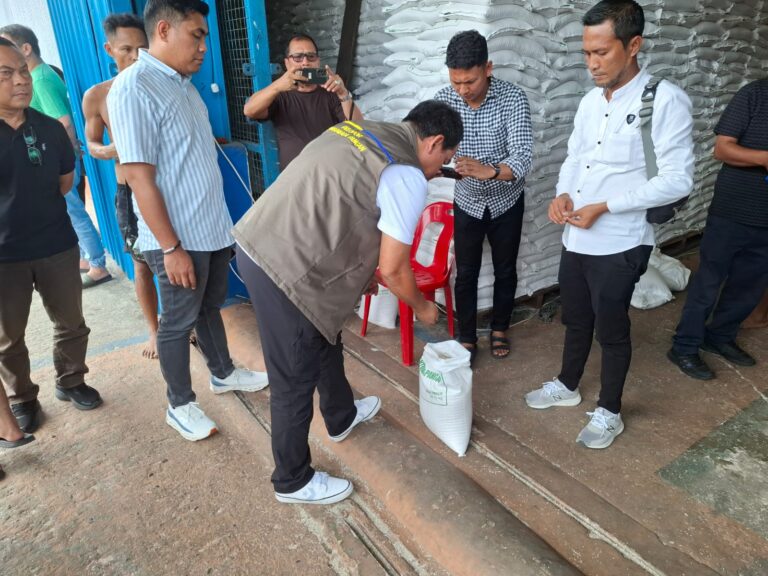 Pimwil Bulog Sumut Tinjau Hari Terakhir Pengangkutan Bantuan Pangan untuk Warga Kota Medan Pimwil Bulog Sumut Tinjau Hari Terakhir Pengangkutan Bantuan Pangan untuk Warga Kota Medan