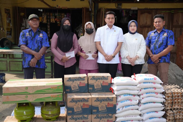 Dengar Dua Rumah Warga Terbakar di Hinai, Ricky Anthony Langsung Turun Salurkan Bantuan