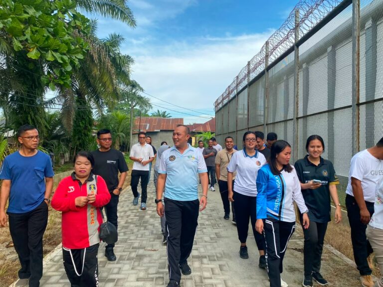 Gelar Jumat Sehat, Plt Kalapas Narkotika Langkat Pimpin Jalan Santai dan Cek Area Brandgang