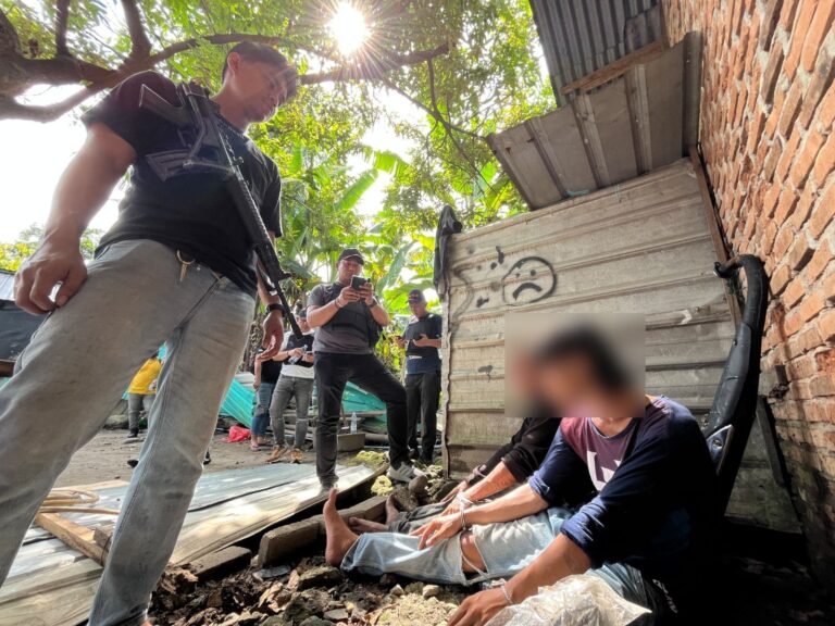 Polrestabes Medan Gerebek Sarang Narkoba Ber-CCTV di Sei Mencirim, Dua Orang Ditangkap Polrestabes Medan Gerebek Sarang Narkoba Ber-CCTV di Sei Mencirim, Dua Orang Ditangkap