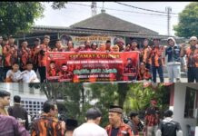Jumat Berkah, PAC Pemuda Pancasila Medan Johor dan Ranting Kwala Bekala Bagikan 500 Paket kepada Jemaah dan Pengguna Jalan