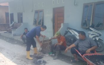 Hari Libur Tetap Gas! Lurah Budi Tanoto Turun Bersihkan Lingkungan, Warga: Pemimpin Harus Begini