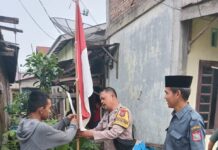 Sambut HUT ke-81 RI, Bhabinkamtibmas Polsek Tanjung Balai Utara Ajak Warga Kibarkan Merah Putih