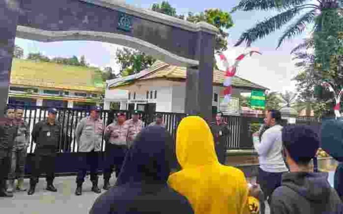 massa_desak_kejari_stabat_usut_tuntas_dugaan_korupsi_smartboard_rp499_miliar_di_langkat_2026-08-03_17-00-24_4865 (1)