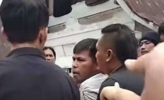 DIDUGA TANPA PANGGILAN, POLRES KUANSING DATANG KE RUMAH KONTEN KREATOR POLDA SITANGGANG DI SAMOSIR KELUARGA SEBUT TERJADI PENYERETAN