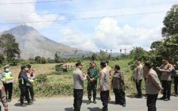 Kapolda Sumut Turun Langsung ke Sinabung! Pastikan Personel Siap Bantu Warga Terdampak Erupsi