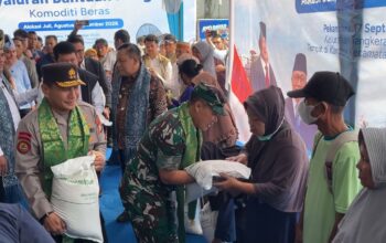 Pangdam XIX/Tuanku Tambusai Dampingi Mentan Salurkan Bantuan Beras di Pekanbaru