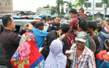 Jumat Berkah, Humas Polda Sumut Bagi Nasi Bungkus untuk Sopir, Becak dan Ojol