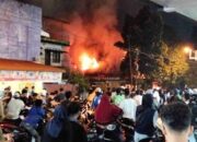 KEBAKARAN HEBAT DI JL SM RAJA, API MEMBUBUNG TINGGI DAN SEDOT PERHATIAN WARGA