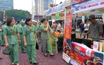 Ketua Persit KCK PD I/BB Serahkan Ratusan Paket Sembako kepada KBT di Medan