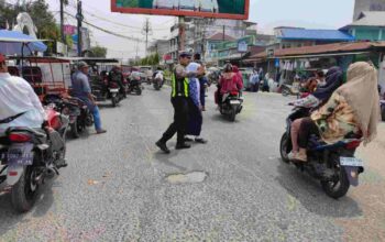 Sat Lantas Polres Tanjung Balai Amankan Arus Pulang Sekolah, Siswa Diseberangkan