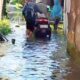 Terjang Banjir di Klambir V, KSJ Pusat Bagikan Beras dan Nasi Kotak