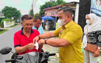 Peduli Kesehatan Warga, Lurah Sari Rejo Imam Bashori Bagikan 500 Masker kepada Pengguna Jalan