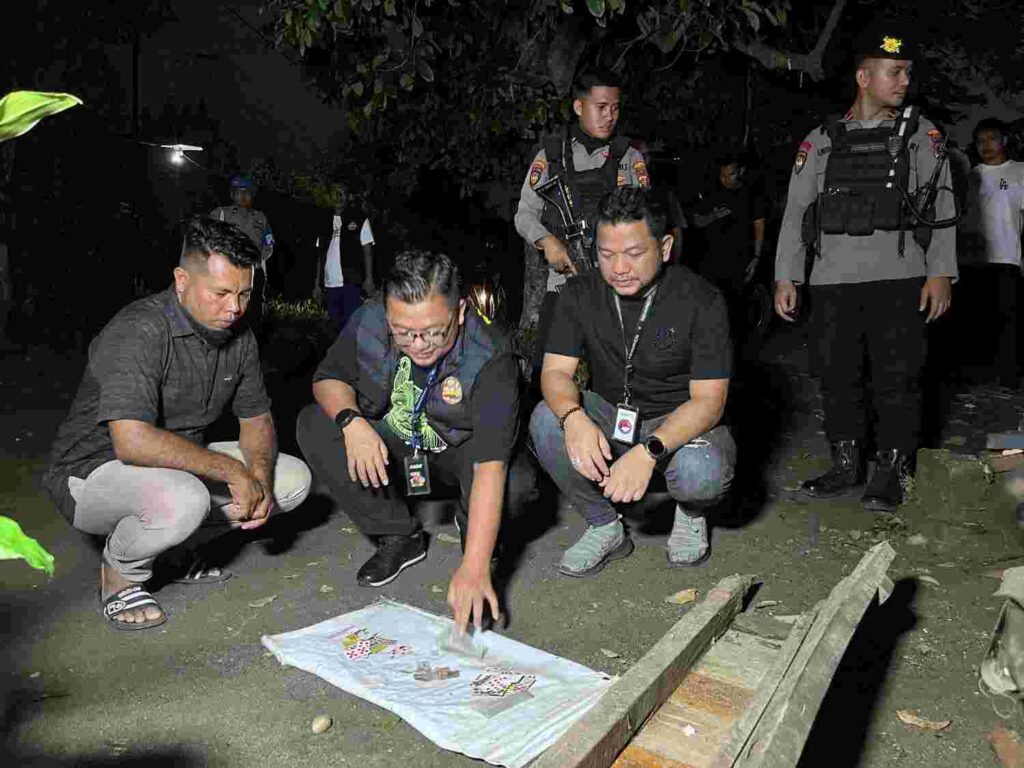 Tim Gabungan Polrestabes Medan dan Kadus Selambo Cek Ulang Barak, Temukan Plastik Klip Diduga Bekas Narkoba